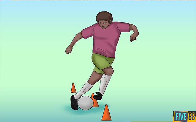 Kỹ thuật qua người trong bóng đá bằng cả hai chân